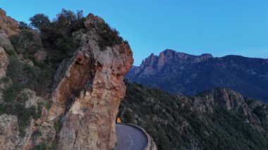 Gün batımında Piana Çorak Toprakları 'ndaki Calanques' in havadan görünüşü. İnsansız hava aracı Akdeniz 'de kalıtımsal olarak görülüyor. Yüksek kalite 4k görüntü