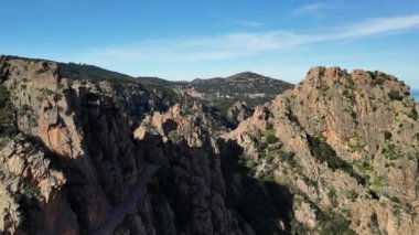 Gün batımında Piana Çorak Toprakları 'ndaki Calanques' in havadan görünüşü. İnsansız hava aracı Akdeniz 'de kalıtımsal olarak görülüyor. Yüksek kalite 4k görüntü