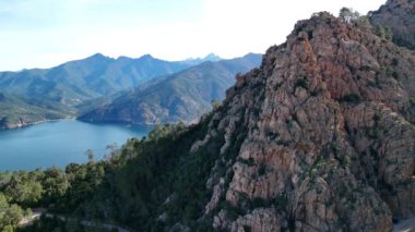 Gün batımında Piana Çorak Toprakları 'ndaki Calanques' in havadan görünüşü. İnsansız hava aracı Akdeniz 'de kalıtımsal olarak görülüyor. Yüksek kalite 4k görüntü