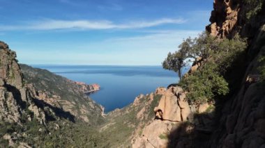 Gün batımında Piana Çorak Toprakları 'ndaki Calanques' in havadan görünüşü. İnsansız hava aracı Akdeniz 'de kalıtımsal olarak görülüyor. Yüksek kalite 4k görüntü