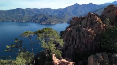 Gün batımında Piana Çorak Toprakları 'ndaki Calanques' in havadan görünüşü. İnsansız hava aracı Akdeniz 'de kalıtımsal olarak görülüyor. Yüksek kalite 4k görüntü