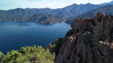 Gün batımında Piana Çorak Toprakları 'ndaki Calanques' in havadan görünüşü. İnsansız hava aracı Akdeniz 'de kalıtımsal olarak görülüyor. Yüksek kalite 4k görüntü