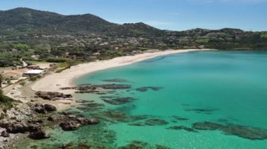  Korsika adasının en iyi plajları. Üç sahilin insansız hava aracı videosu. Yüksek kalite 4k görüntü