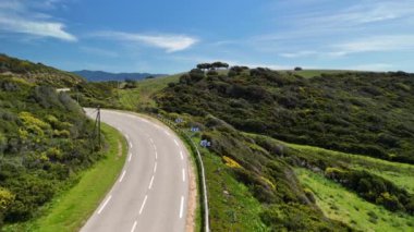 Korsika. Akdeniz kıyısındaki villalar ve evler. Yüksek kalite 4k görüntü