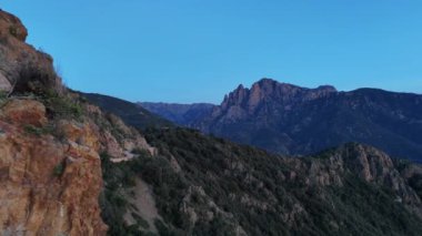 Korsika adası. Dağlarda yol. Fransa. Yüksek kalite 4k görüntü