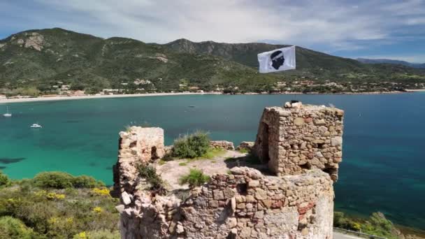 Corsica Torre Con Bandiera Della Corsica Che Sventola Nel Vento — Video Stock