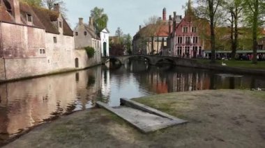 Bruges. Aşk gölündeki köprü, turistik bir yer. Belçika 'da bir şehir. Yüksek kalite 4k görüntü