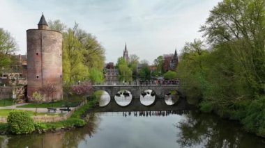 Bruges. Aşk gölündeki köprü, turistik bir yer. Belçika 'da bir şehir. Yüksek kalite 4k görüntü