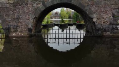 Belçika 'nın Bruges kenti. Aşk gölündeki köprü, turistik bir yer. Yüksek kalite 4k görüntü