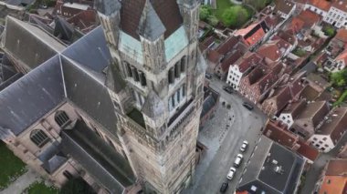 Bruges, tarihi kentin merkezi. Kulelerin ve kiliselerin havadan görünüşü. Yüksek kalite 4k görüntü