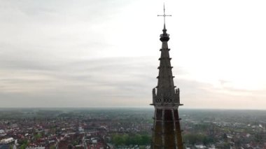 Bruges, tarihi kentin merkezi. Kulelerin ve kiliselerin havadan görünüşü. Yüksek kalite 4k görüntü