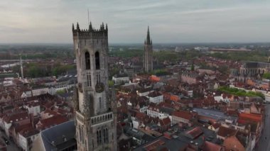 Bruges, tarihi kentin merkezi. Kulelerin ve kiliselerin havadan görünüşü. Yüksek kalite 4k görüntü