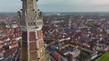 Bruges, tarihi kentin merkezi. Kulelerin ve kiliselerin havadan görünüşü. Yüksek kalite 4k görüntü