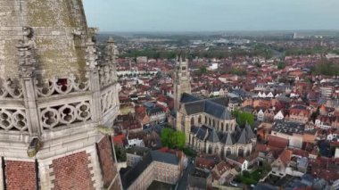 Bruges, tarihi kentin merkezi. Kulelerin ve kiliselerin havadan görünüşü. Yüksek kalite 4k görüntü