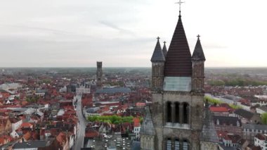 Bruges, tarihi kentin merkezi. Kulelerin ve kiliselerin havadan görünüşü. Yüksek kalite 4k görüntü