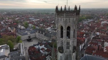 Bruges, tarihi kentin merkezi. Kulelerin ve kiliselerin havadan görünüşü. Yüksek kalite 4k görüntü