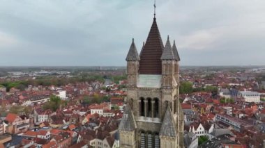 Bruges, tarihi kentin merkezi. Kulelerin ve kiliselerin havadan görünüşü. Yüksek kalite 4k görüntü