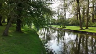  Kanal ve park Belçika 'nın Bruges şehrinde. Şehrin tarihsel kısmı. Yüksek kalite 4k görüntü