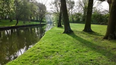  Kanal ve park Belçika 'nın Bruges şehrinde. Şehrin tarihsel kısmı. Yüksek kalite 4k görüntü