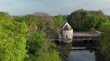  Kanal ve park Belçika 'nın Bruges şehrinde. Şehrin tarihsel kısmı. Yüksek kalite 4k görüntü