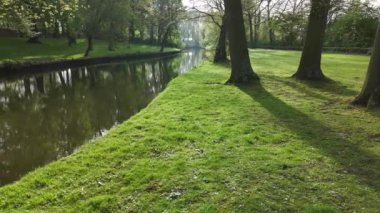  Kanal ve park Belçika 'nın Bruges şehrinde. Şehrin tarihsel kısmı. Yüksek kalite 4k görüntü