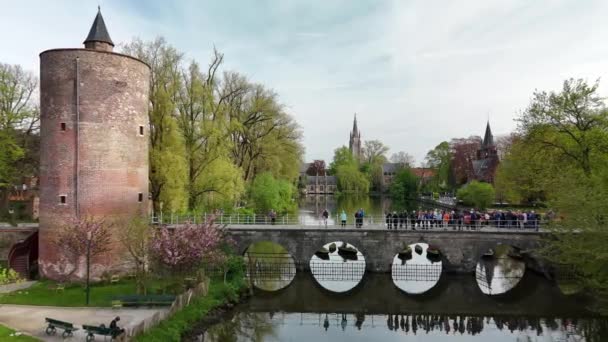 Brugge Brug Het Meer Van Liefde Toeristische Locatie Een Stad — Stockvideo