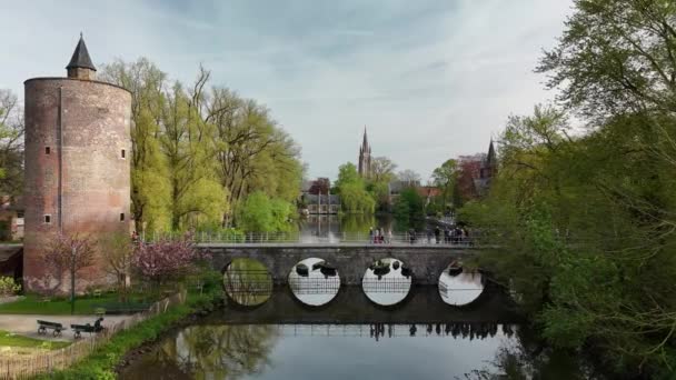 Brugge Brug Het Meer Van Liefde Toeristische Locatie Een Stad — Stockvideo