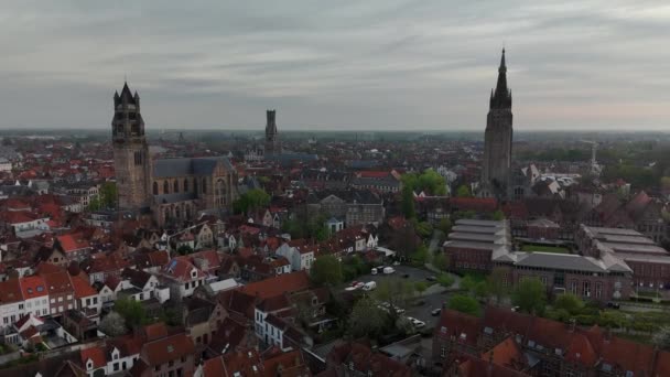 Bruges Κεντρικό Τμήμα Της Ιστορικής Πόλης Αεροφωτογραφία Πύργων Και Εκκλησιών — Αρχείο Βίντεο