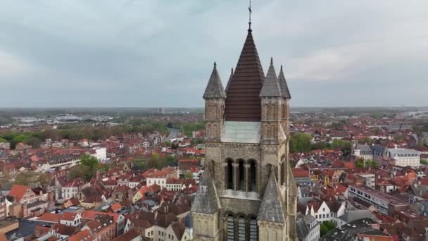 布鲁日 这个历史名城的中心 塔楼和教堂的空中景观 高质量的4K镜头 — 图库视频影像