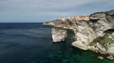 Bonifacios kayaları, doğa, deniz ve su çevresindeki insansız hava aracı görüntüsü. Yüksek kalite 4k görüntü