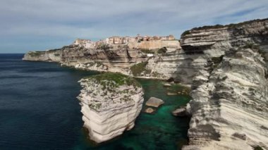 Bonifacios kayaları, doğa, deniz ve su çevresindeki insansız hava aracı görüntüsü. Yüksek kalite 4k görüntü