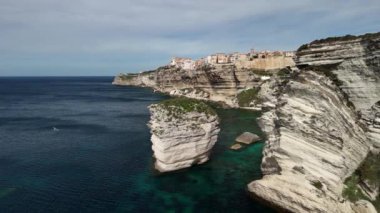 Bonifacios kayaları, doğa, deniz ve su çevresindeki insansız hava aracı görüntüsü. Yüksek kalite 4k görüntü