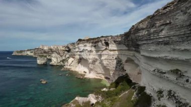 Bonifacios kayaları, doğa, deniz ve su çevresindeki insansız hava aracı görüntüsü. Yüksek kalite 4k görüntü