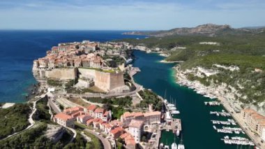 Bonifacios kayaları, doğa, deniz ve su çevresindeki insansız hava aracı görüntüsü. Yüksek kalite 4k görüntü