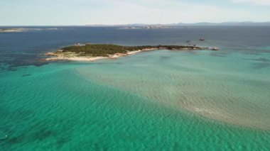 İnsansız hava aracı, Korsika adasındaki Grande sperone sahilinden kıyıya doğru uçuyor. Yüksek kalite 4k görüntü