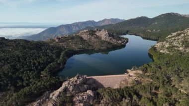 Yazın Korsika 'daki Lac de Ospedale' in hava manzarası. Yüksek kalite 4k görüntü