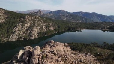 Yazın Korsika 'daki Lac de Ospedale' in hava manzarası. Yüksek kalite 4k görüntü