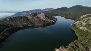 Yazın Korsika 'daki Lac de Ospedale' in hava manzarası. Yüksek kalite 4k görüntü