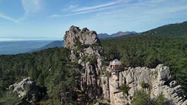 Korsika Ett Litet Hus Skogen Klippa Med Terrass Med Transparent — Stockvideo