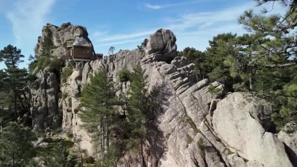 Korsika Uçurumun Tepesindeki Ormanda Küçük Bir Şeffaf Panoramik Kubbesi Olan — Stok video