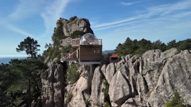 Korsika Ett Litet Hus Skogen Klippa Med Terrass Med Transparent — Stockvideo