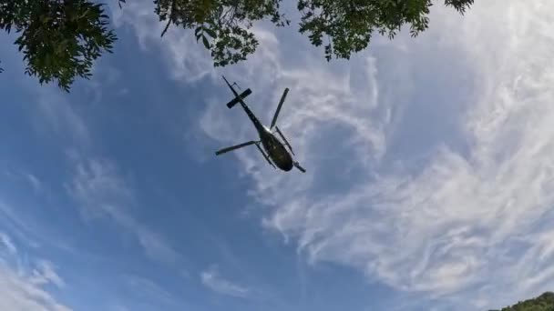 Helikopter Keert Terug Het Afleveren Van Vracht Bergen Hoge Kwaliteit — Stockvideo