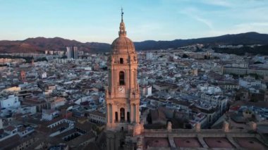  Katedral çan kulesi İspanya 'nın güzel Malaga Sahili' ni gözler önüne seriyor. Yüksek kalite 4k görüntü