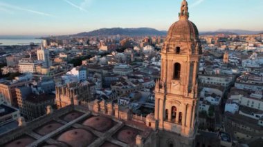  Katedral çan kulesi İspanya 'nın güzel Malaga Sahili' ni gözler önüne seriyor. Yüksek kalite 4k görüntü