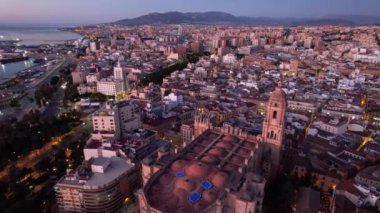  Katedral çan kulesi İspanya 'nın güzel Malaga Sahili' ni gözler önüne seriyor. Yüksek kalite 4k görüntü