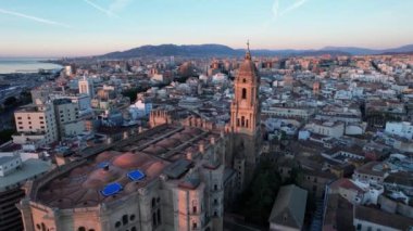  Katedral çan kulesi İspanya 'nın güzel Malaga Sahili' ni gözler önüne seriyor. Yüksek kalite 4k görüntü