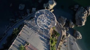 Malaga 'daki Nerja Balcon de Europa, Costa del Sol, Endülüs, İspanya - Aerial 4k Birdseye. Yüksek kalite 4k görüntü