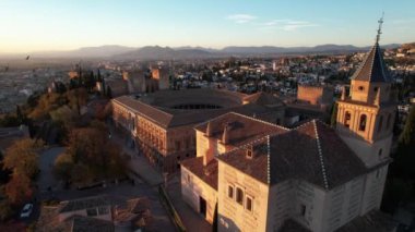İspanya 'nın Granada, Endülüs kentindeki ünlü Alhambra sarayı ve kalesinin dramatik hava aracı görüntüleri gün batımında. Geriye doğru eğik bir hareketle vurulmuş. - Evet. Yüksek kalite 4k görüntü