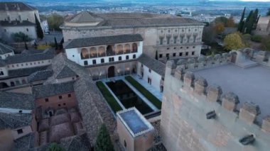 Granada, İspanya: Ünlü Alhambra kalesiyle Granada 'nın eski kasabasının insansız hava aracı görüntüleri. Yüksek kalite 4k görüntü