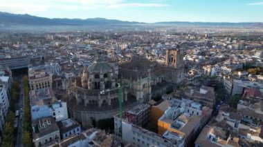 Gün batımında Granada Katedrali 'nin havadan görünüşü, Endülüs, İspanya' nın Granada kentindeki bir Roma Katolik kilisesi. Barok mimarisi. Yüksek kalite 4k görüntü
